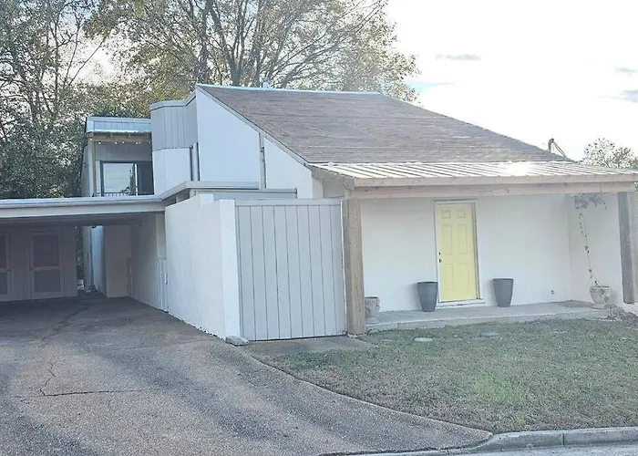 Fully Furnished Vicksburg Home Sleeps 10