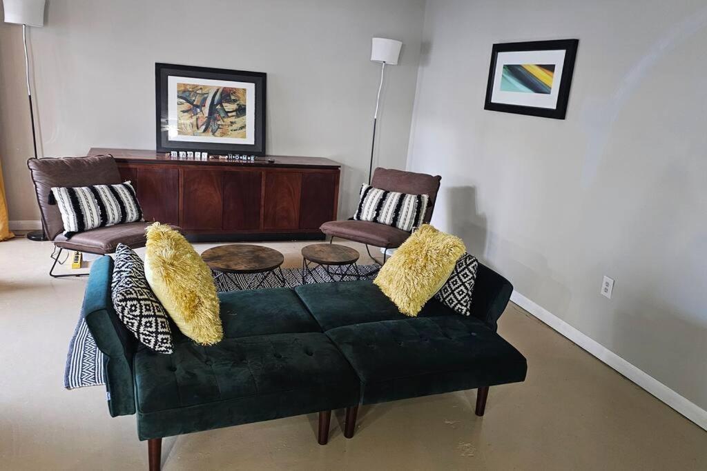 Fully Furnished Sleeps 10 *